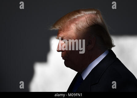 (180119) -- NEW YORK, Gennaio 19, 2018 (Xinhua) -- STATI UNITI Presidente Donald Trump attende all'indirizzo marzo per la vita dei partecipanti e pro-vita leader presso il Giardino delle Rose della Casa Bianca di Washington, DC, Stati Uniti a gennaio 19, 2018. Gen 20, 2018 raggiunge un anno di mark per Donald Trump come il quarantacinquesimo presidente degli Stati Uniti. Un anno in U.S. Presidente Donald Trump assumerà la presidenza, le incertezze e le preoccupazioni sulla sua unconventional playbook sembrano non hanno diminuito. Come egli mira ad applicare le sue promesse di campagna, che sembrano controverso e anche inaccettabile per molti, fratture, Foto Stock