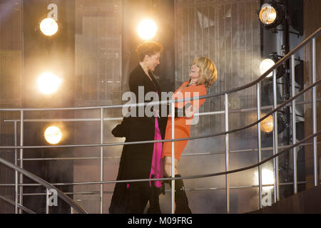 Borehamwood, Regno Unito. Xix gen, 2018. Emma Willis e Rachel Johnson durante la doppia lo sfratto notte alla CBB. Credito: Laura De Meo/Alamy Live News Foto Stock