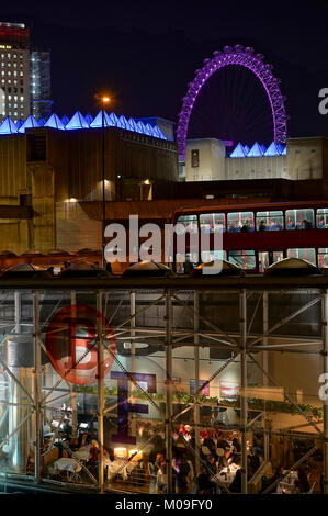 Londra, Regno Unito. 18 gennaio, 2018. Una vista di sessanta minuti di spettro da parte di David Batchelor sull'Hayward Gallery sulla banca del sud e il London Eye, parte del 2018 Lumiere di Londra festival, con un bus di Londra su Waterloo Bridge e il ristorante nel British Film Institute (BFI) a Londra. Foto Data: giovedì, 18 gennaio 2018. Credito: Roger Garfield/Alamy Live News Foto Stock