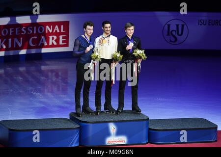 Mosca, Russia. Xix gen, 2018. Medaglia di argento Dmitri Aliev della Russia, medaglia d'oro Javier Fernandez di Spagna, medaglia di bronzo Mikhail Kolyada della Russia (L a R) posa per foto durante la cerimonia di premiazione per uomini pattinaggio gratuito presso l'ISU Europei di Pattinaggio di Figura-2018 campionato a Mosca, in Russia, a gennaio 19, 2018. Credito: Evgeny Sinitsyn/Xinhua/Alamy Live News Foto Stock