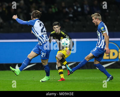 Berlino, Germania. Xix gen, 2018. Dortmund Pulisic cristiana (C) passa la palla durante un match della Bundesliga tra Hertha BSC e il Borussia Dortmund, a Berlino, la capitale della Germania, a gennaio 19, 2018. La partita è finita 1-1. Credito: Shan Yuqi/Xinhua/Alamy Live News Foto Stock