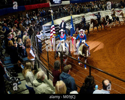 Fort Worth, Stati Uniti d'America. Xix gen, 2018. Apertura del centesimo anniversario del Fort Worth Stockshow e Rodeo iniziato con la protezione di colore seguita da honorees sul primo giorno del Professional Rodeo Cowboy Association sancita evento. Credito: J. G. Domke/Alamy Live News Foto Stock