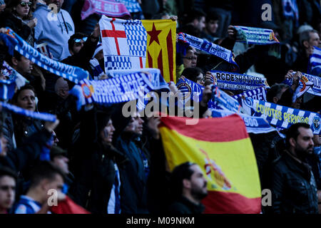 Barcellona, Spagna. Xx gen, 2018. Il 20 gennaio 2018, Cornella-El Prat, Cornella de Llobregat, Barcellona, Spagna; La Liga calcio, Espanyol versus Sevilla; un catalano independentist bandiera e una bandiera spagnola Credito: UKKO Immagini/Alamy Live News Foto Stock