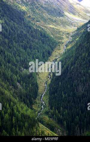 Flusso di acqua che scorre giù per la montagna, nelle alpi svizzere Foto Stock