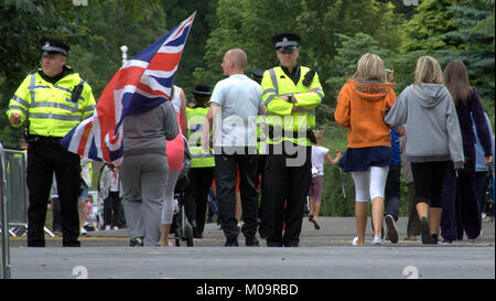 Gli ufficiali di polizia presenza Glasgow Rangers ordine arancione celebrazione bandiera in kelvingrove Glasgow nazionalismo britannico union jack flag celebrazione Foto Stock