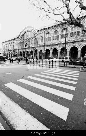 Torino porta nuova stazione ferroviaria nuova vista frontale del palazzo Torino Piemonte Italia Foto Stock