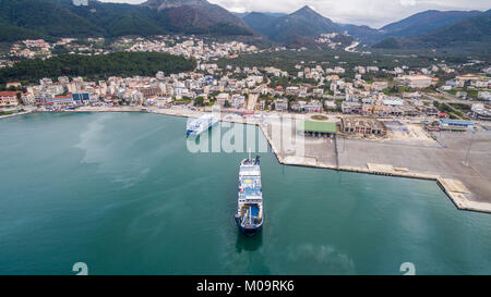 IGOUMENITSA / Grecia- 15 GENNAIO 2017: antenna fuco immagine del porto di Igoumenitsa in Grecia e delle navi di carico/scarico. Foto Stock