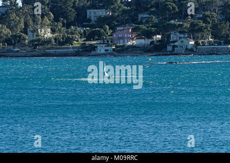 Il laser dinghy scuffiata dal forte vento in inverno in Costa Azzurra Foto Stock