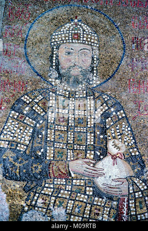 Muro bizantino mosaico di imperatore bizantino Giovanni II Komnenos o Comneno (1087-1143) aveva regnato (1118-1143) tenendo un sacco di denaro in Hagia Sophia Chiesa museo, Sultanahmet, Istanbul, Turchia Foto Stock