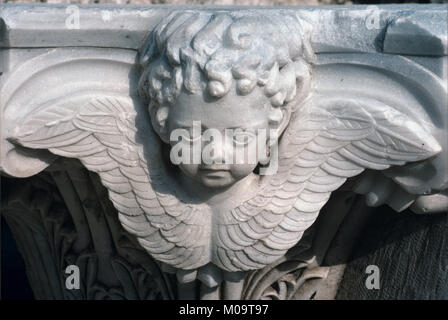 Cherubino o angelo alato classica capitale di marmo dettagli architettonici dall'antica Grecia classica città di Kyssos o Kysos o Cysus romano, moderno-giorno Cesme, vicino a Izmir, Turchia Foto Stock