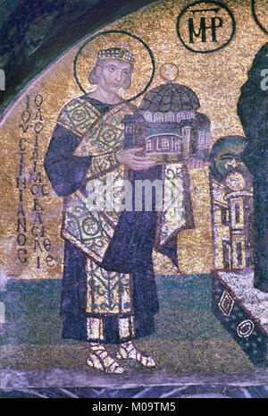 Mosaico bizantino di imperatore bizantino Giustiniano (C482-565) aka San Giustiniano il grande tenendo un modello o offerta di Hagia Sophia chiesa alla Vergine Maria nell'Hagia Sophia Chiesa museo, Sultanahmet, Istanbul, Turchia Foto Stock