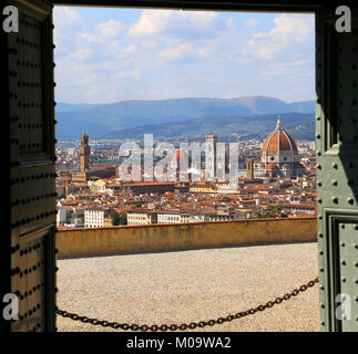 Cool Vista Panoramica di Firenze in Italia da un cancello aperto di una chiesa sulla collina Foto Stock