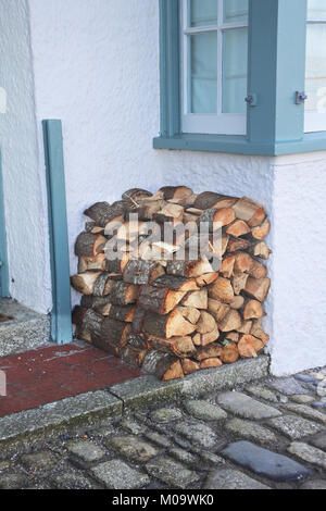 Catasta di legna da ardere fuori dalla porta di casa domestici - Giovanni Gollop Foto Stock