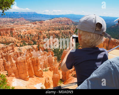 Bryce Canyon, Utah (USA) - 6 Agosto 2016: un ragazzo è scattare una foto del hoodoo formazioni rocciose a Bryce Canyon National Park nello Utah (USA). Foto Stock