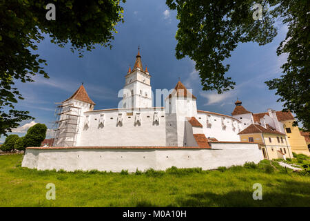 La chiesa fortificata di Harman in Transilvania, Romania. Foto Stock