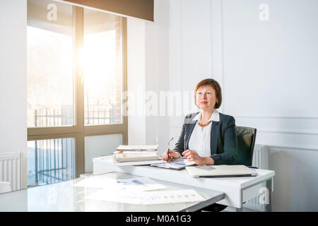 Donna senior presso l'ufficio Foto Stock