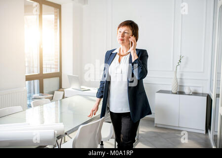 Donna senior presso l'ufficio Foto Stock