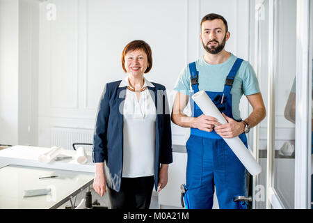 Repairman con architetto senior client o in ufficio Foto Stock