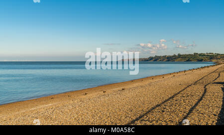 Spiaggia e Mare del Nord, visto dal Leas in Cattedrale sul mare, Isle of Sheppey, Kent, England, Regno Unito Foto Stock