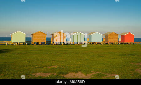 Cabine sulla spiaggia, con vista sul mare a Leysdown-on-Sea, Isle of Sheppey, Kent, England, Regno Unito Foto Stock