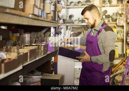 Operaio Spagnolo controllo piccoli dettagli per ingegneria sanitaria in officina Foto Stock