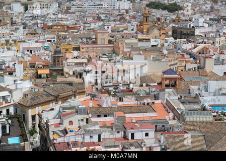 Siviglia, in Andalusia, Spagna. Vista dalla Giralda (campanile della cattedrale di Siviglia) verso il basso sulla città Siviglia Foto Stock