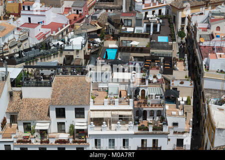 Siviglia, in Andalusia, Spagna. Vista dalla Giralda (campanile della cattedrale di Siviglia) verso il basso sulla città Siviglia Foto Stock