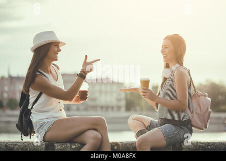 Due felici donne stanno avendo divertimento insieme nella città in estate. Foto Stock