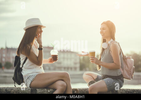 Due felici donne stanno avendo divertimento insieme nella città in estate. Foto Stock