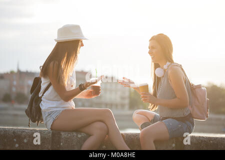 Due felici donne stanno avendo divertimento insieme nella città in estate. Foto Stock