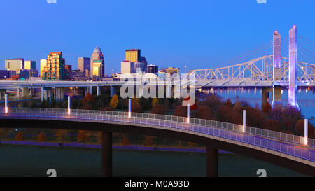 Il Louisville, Kentucky skyline al crepuscolo Foto Stock