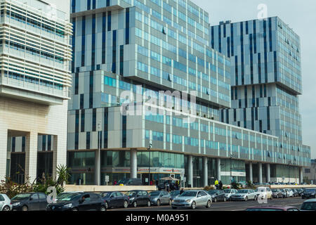 Casablanca, Marocco - 14 Gennaio 2018 : vista di moderni edifici aziendali dalla strada Foto Stock