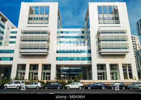 Casablanca, Marocco - 14 Gennaio 2018 : vista di moderni edifici aziendali dalla strada Foto Stock