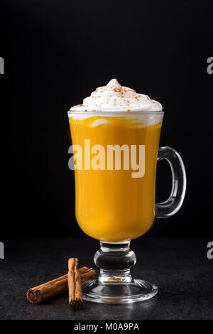 Speziato di zucca latte su sfondo nero. Copyspace Foto Stock