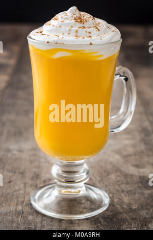 Speziato di zucca latte sul tavolo in legno.Copyspace Foto Stock