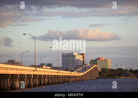 Ponte Caloosahatchie e fiume e il centro di Fort Myers Skyline come si vede dal North Fort Myers, © Katharine Andriotis Foto Stock