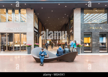 Persone in lussuosi negozi in Galleria Cavour shopping mall Bologna Italia Foto Stock