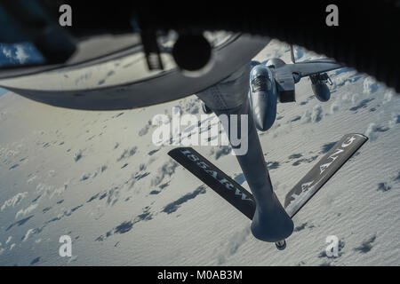 Un U.S. Air Force F-15 Eagle dal California Air National Guard's 144Fighter Wing si avvicina il braccio di un KC-135 Stratotanker da Iowa ANG's 185th Air Refuelling Wing durante Sentry Aloha 18-01 sopra la base comune perla Harbor-Hickam, Hawaii Gen 17, 2018. Foto Stock