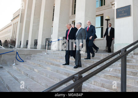 Presidente Trump passeggiate con il Segretario della Difesa James N. Mattis a seguito di una riunione al Pentagono a Washington, D.C., Gennaio 18, 2018 . Foto Stock