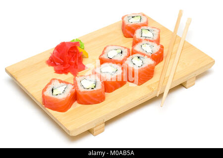 Salmone rotolo di Sushi con salmone isolato Foto Stock