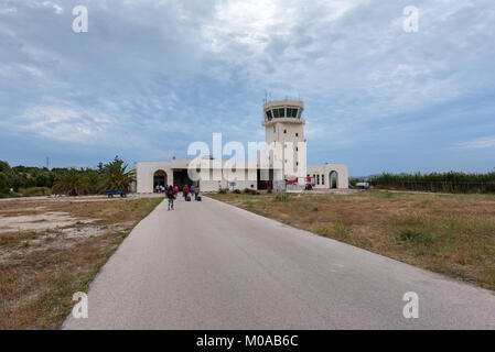 Milos, Grecia, 16 Maggio 2017: Isola di Milos Aeroporto Nazionale di edificio. Airport è situato a 5 km a sud-est del porto principale, Adamas Foto Stock