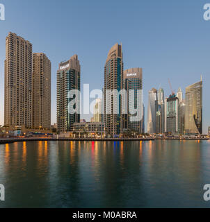 Vista della Marina di Dubai, un affluente di quartiere residenziale a Dubai, Emirati Arabi Uniti, Emirati Arabi Uniti Foto Stock