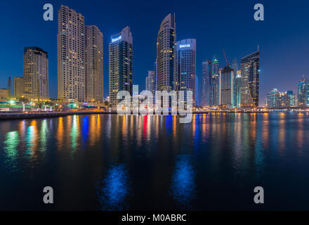 Vista della Marina di Dubai, un affluente di quartiere residenziale a Dubai, Emirati Arabi Uniti, Emirati Arabi Uniti Foto Stock