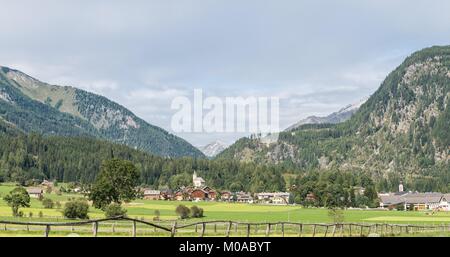 Vista panoramica della valle e le montagne in Lungau, Austria Foto Stock