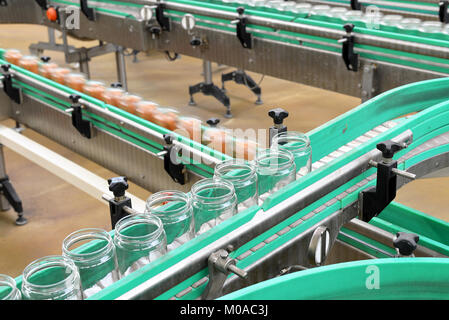 La fabbrica per la produzione di salsicce - confezionamento di salsicce in lattine di lattina Foto Stock