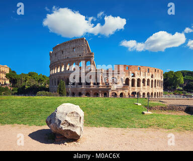 Roma, Italia. Vista del Colosseo dal Colle Palatino in una giornata di sole con cielo blu e nuvole. Foto Stock