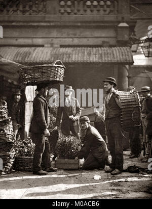 John Thomson, la vita di strada a Londra, 1878, Covent Garden operai Foto Stock