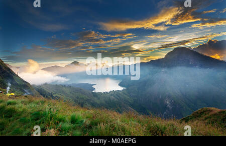 Camping nel cratere del Monte Rinjani e godersi il tramonto, Indonesia Foto Stock