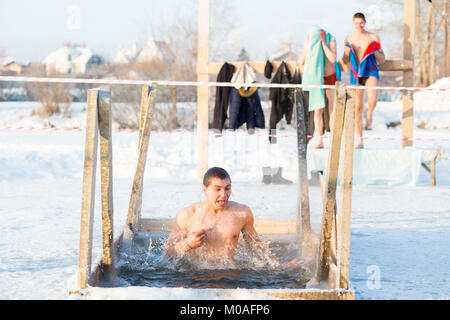 Ekaterinburg, Russia Gennaio 19, 2018 - il nuoto nel foro di ghiaccio sul lago Shartash in occasione del cristiano ortodosso di vacanza "epifania" Foto Stock