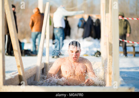 Ekaterinburg, Russia Gennaio 19, 2018 - il nuoto nel foro di ghiaccio sul lago Shartash in occasione del cristiano ortodosso di vacanza "epifania" Foto Stock